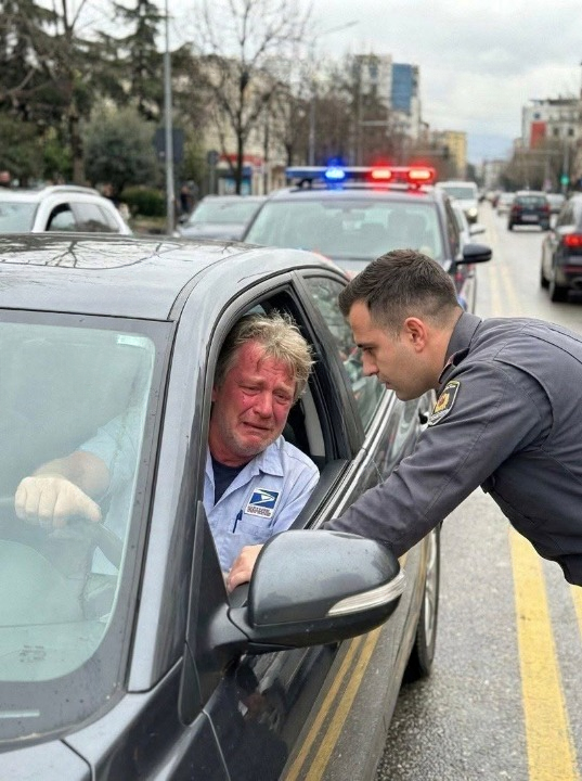 A Routine Traffic Stop Turned Into an Urgent Police Escort — And Helped a Father Reach His Daughter During the Most Critical Moment of Her Life