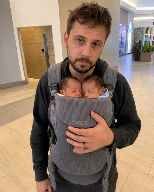 A Man in the Women’s Restroom With Newborn Twins – The Mall Encounter That Turned Into a Lesson About Fathers, Grief, and Respect