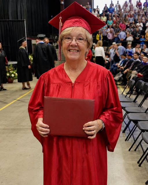 She Graduated at 62 Alone—Until a Professor Stopped the Ceremony and Revealed a Secret Letter That Changed Everything