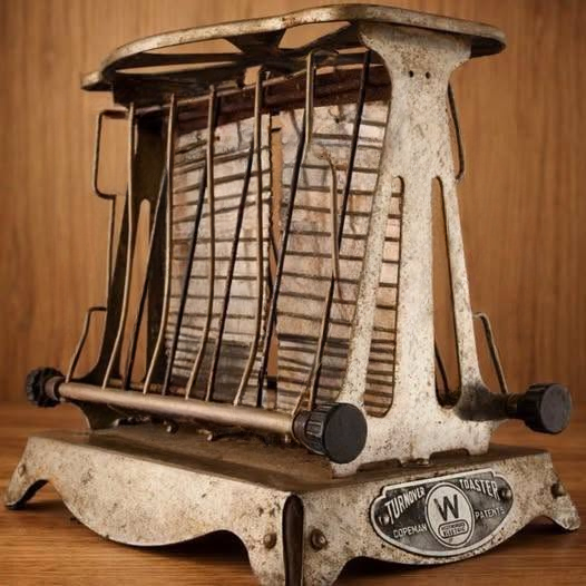 The Device on the Breakfast Table: How a Forgotten Vintage Toaster Captured the Dawn of Modern Life
