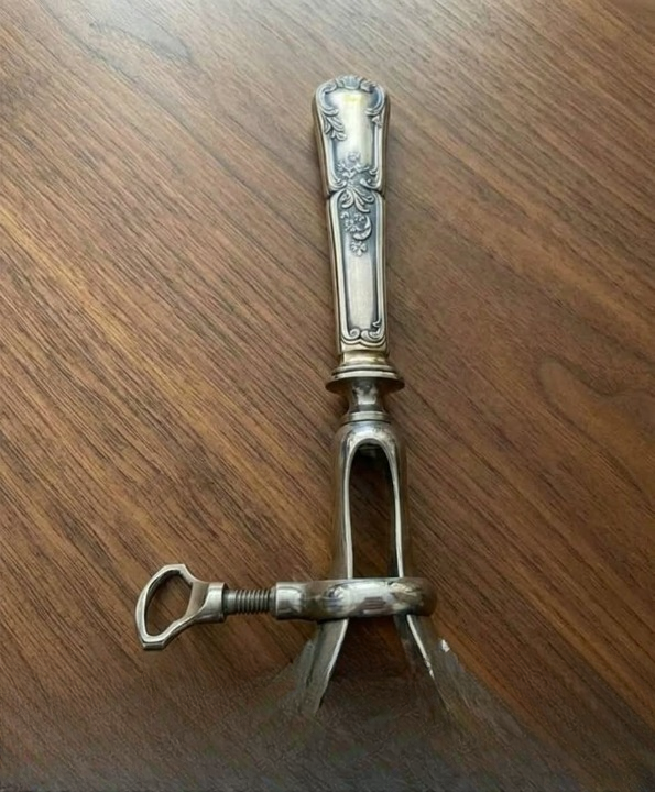 The Mystery Object Found in My Grandmother’s Forgotten Drawer Turned an Ordinary Day of Cleaning Into the Most Meaningful Family Story We Never Knew We Needed
