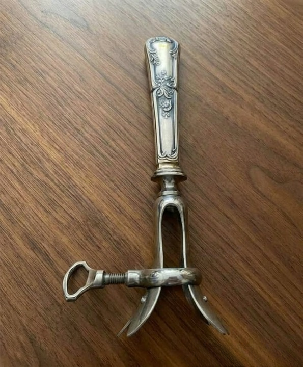 The Mystery Object Found in Grandmother’s Forgotten Drawer: What We Thought Was a Strange Piece of Metal Became the Last Story She Ever Told Us