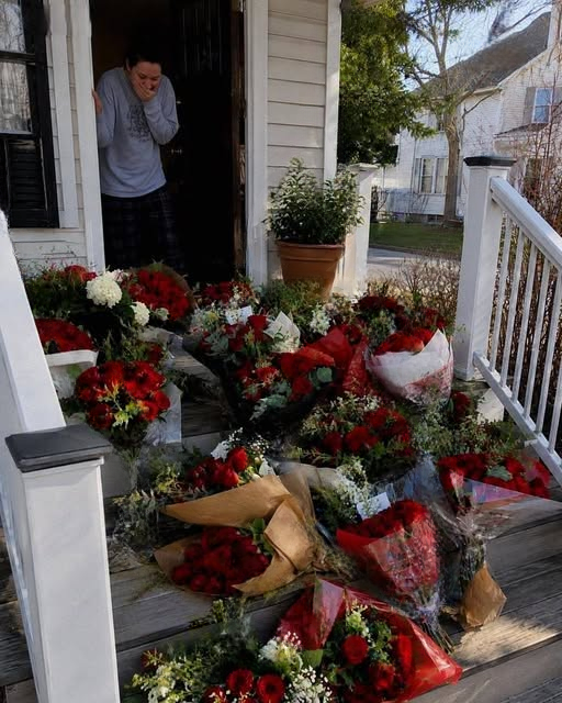 A Hundred Roses Covered Our Porch While I Was Away—The Note Inside Changed Everything I Thought I Knew
